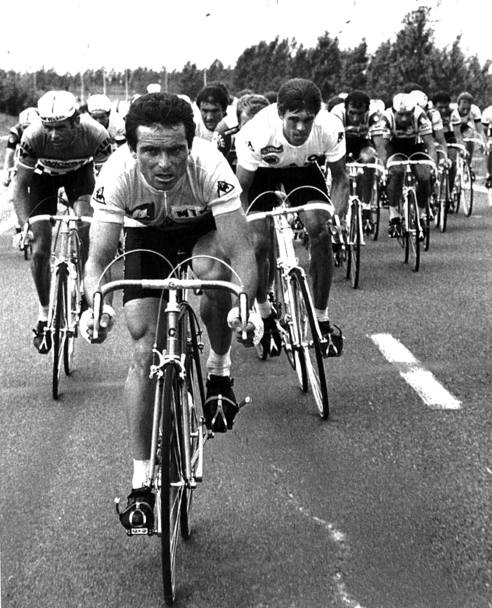 Tour de France 1981, Hinault in maglia gialla guida il gruppo negli ultimi chilometri della tappa pi lunga da Le Mans a Aulnay sous Bois (258 km). Fatica non vana: il Tour sar ancora suo (Ansa)